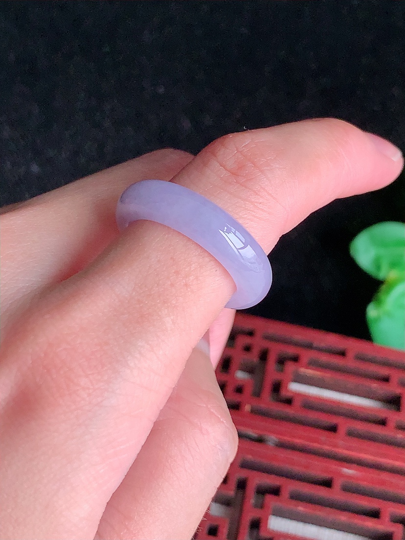 天然A货翡翠紫罗兰素面戒指 
尺寸17.4-6-4.2mm 重量4.60g 0411