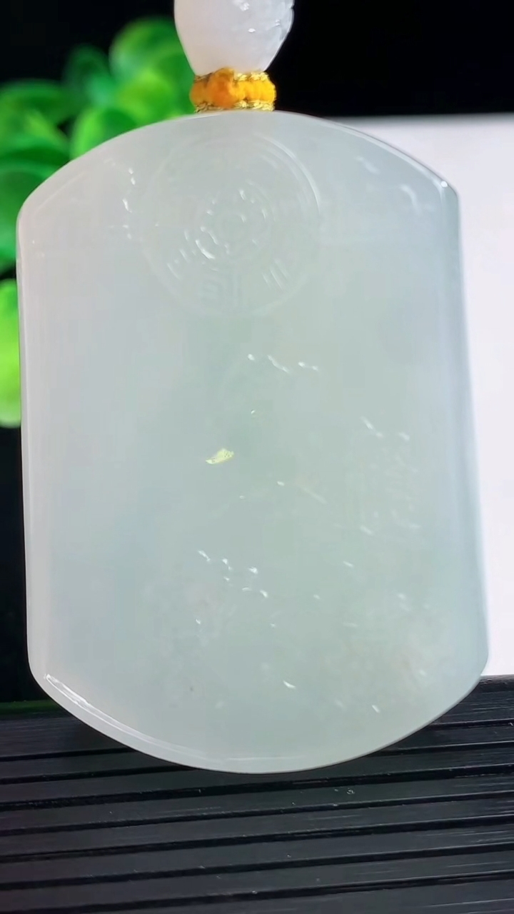 天然A货翡翠龙牌吊坠尺寸52.5-38.1-9.5重量:56.81g
4月12日