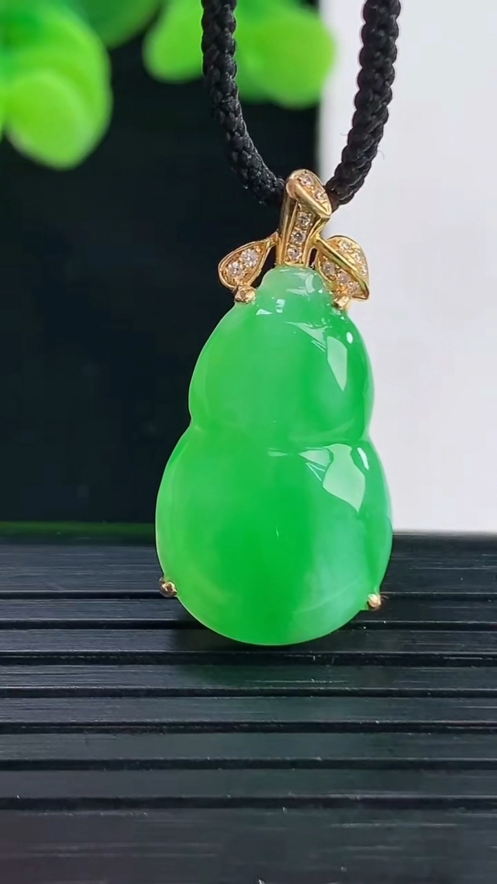 天然A货翡翠葫芦吊坠尺寸27.7-14-6.5重量:3.62g
4月12日