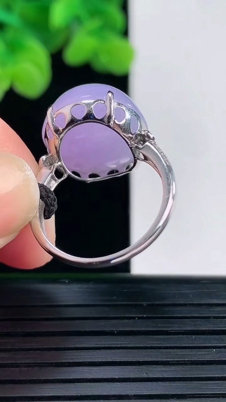 天然A货翡翠18K金紫罗兰蛋面戒指尺寸17.6-16.1-14.8重量:5.37g2026年4月12日
工厂直销收藏佳品,种好水足，色泽均匀，有种有色，上手高大气！