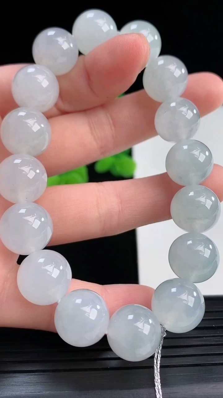 天然A货翡翠圆珠手串尺寸12.5-16颗重量:54.18g4月12日
工厂直销收藏佳品,种好水足，色