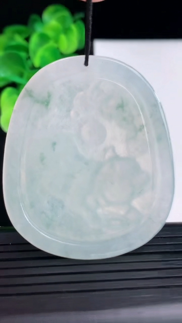 天然A货翡翠飘花生肖猪吊坠尺寸51.2-43.2-5.7重量:25.85g
4月12日