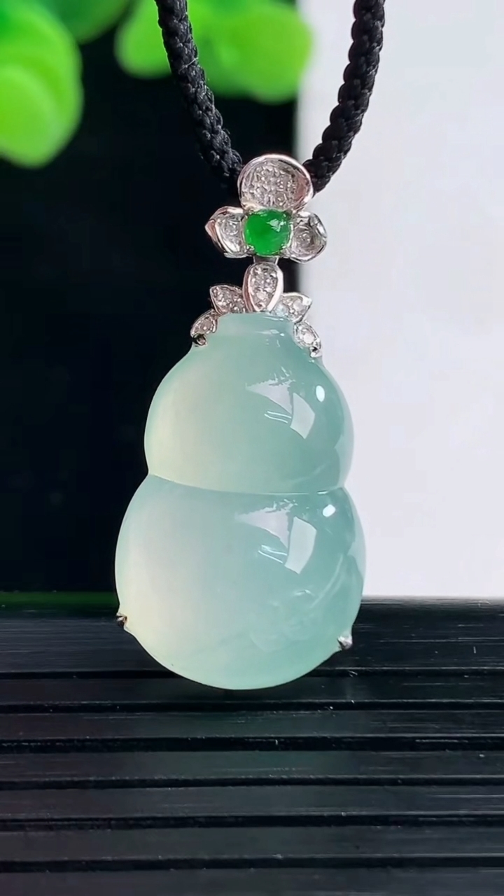 天然A货翡翠葫芦吊坠尺寸30-13.9-8.3重量:4.43g
4月12日