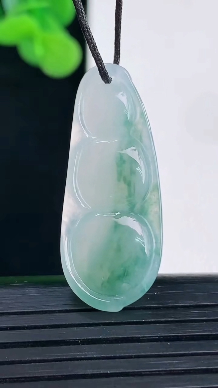 天然A货翡翠飘花福豆吊坠尺寸33.8-13.5-5.4重量:4.45g
4月12日