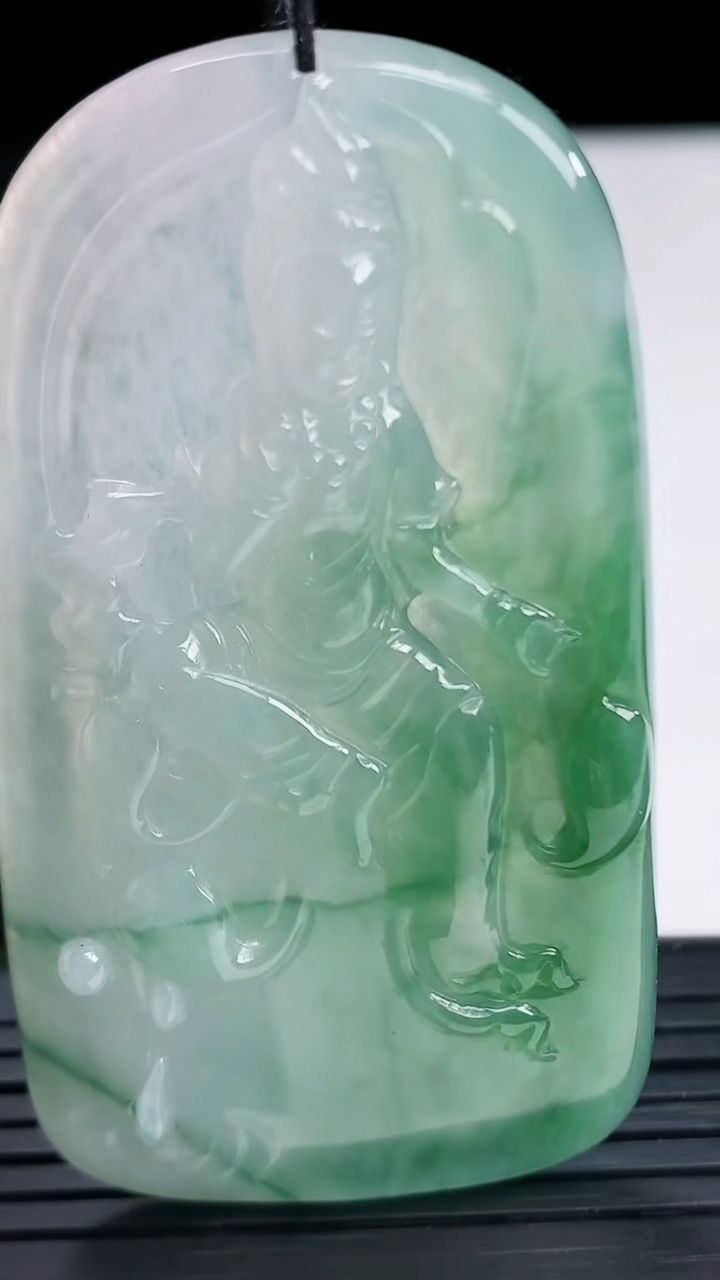 天然A货翡翠观音菩萨吊坠尺寸62.6-34.4-5.4重量:25.02g
4月12日