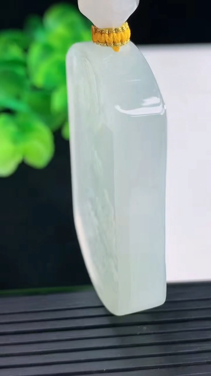 天然A货翡翠龙牌吊坠尺寸52.5-38.1-9.5重量:56.81g
4月12日