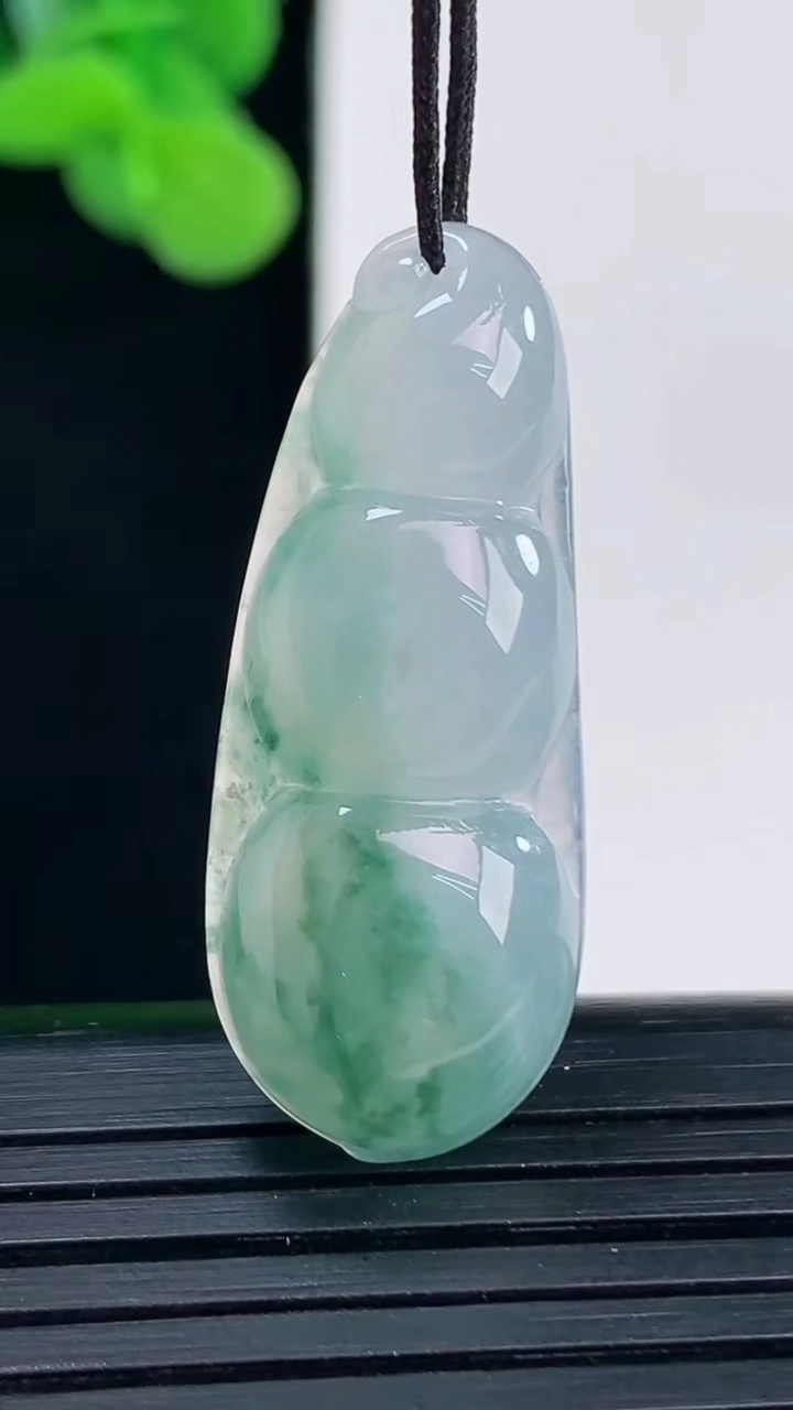 天然A货翡翠飘花福豆吊坠尺寸33.8-13.5-5.4重量:4.45g
4月12日