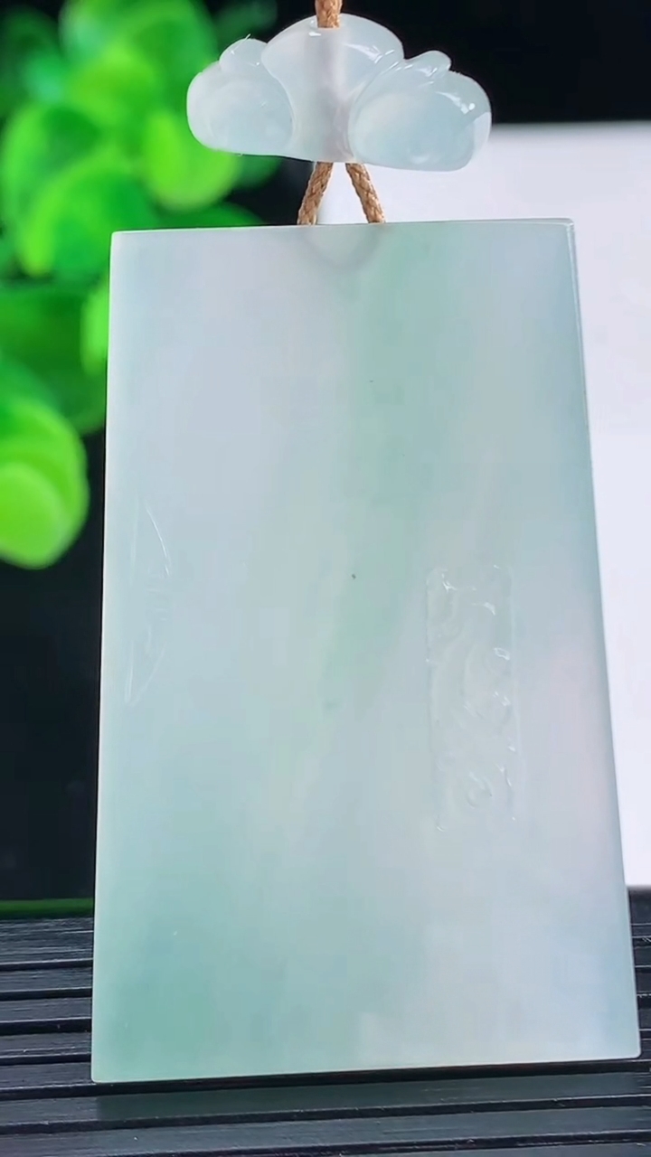 天然A货翡翠种飘花无事牌吊坠尺寸46.8-30.4-5.1重量:24.63g
4月12日