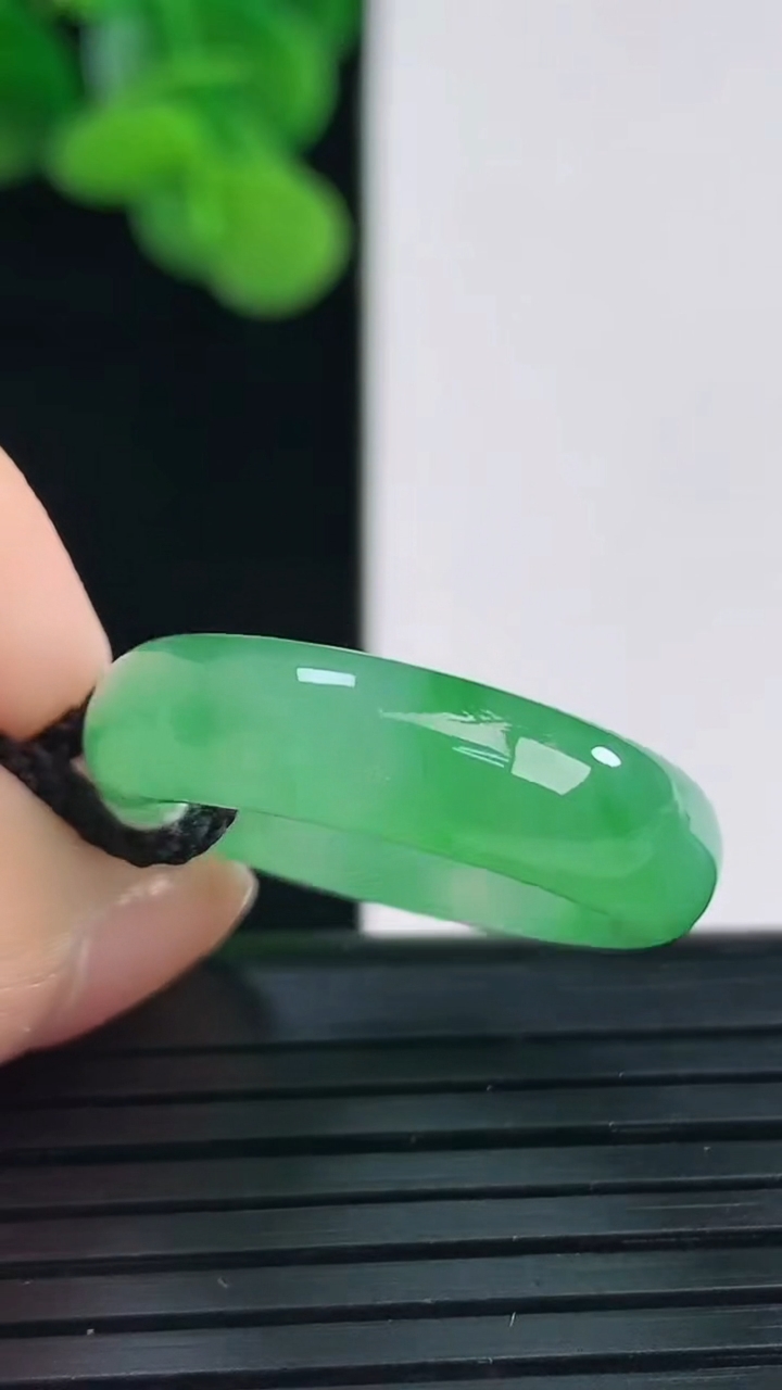天然A货翡翠指环戒指尺寸16.2-5.7-3.7重量:4.12g2026年4月12日
工厂直销收藏佳品,种好水足，色泽均匀，有种有色，上手高大气！