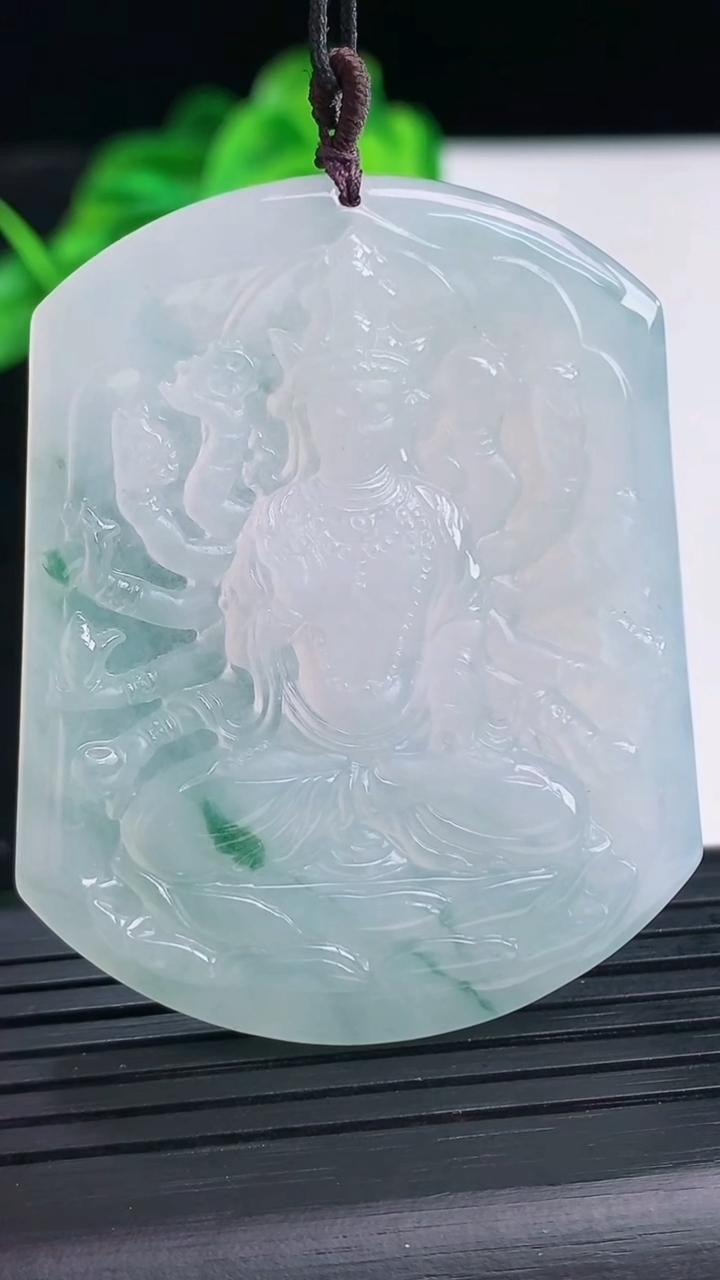 天然A货翡翠飘花千手观音吊坠尺寸51.3-41.2-6重量:27.87g
4月12日