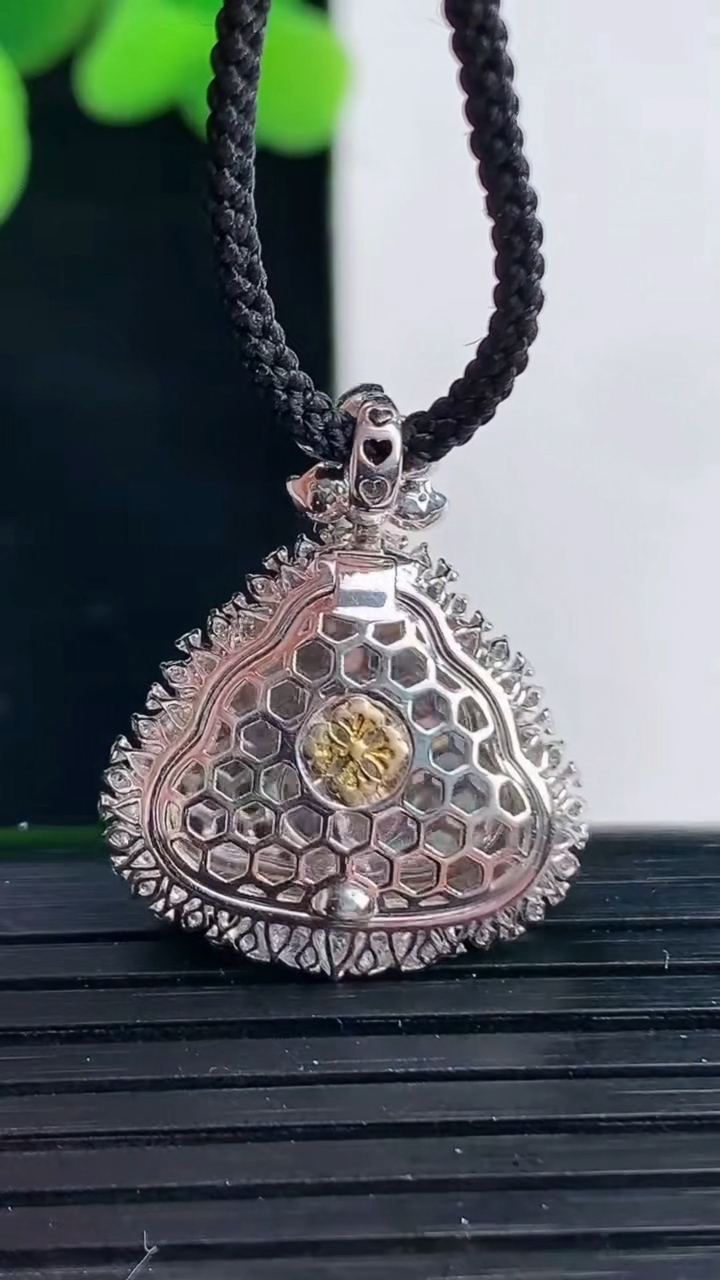 天然A货翡翠佛公吊坠尺寸24.3-20-7.8裸石13.6-16.4重量:3.60g
4月12日