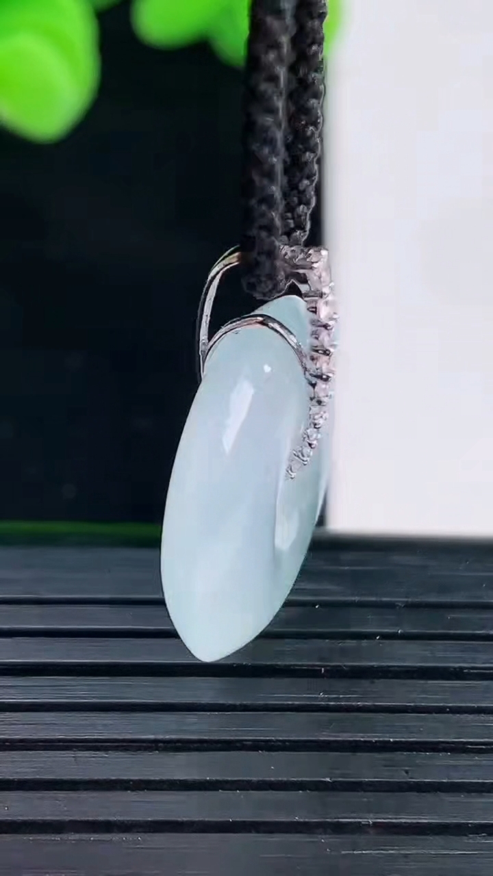 天然A货翡翠种飘花平安扣吊坠尺寸19.1-5.3重量:4.17g
4月12日