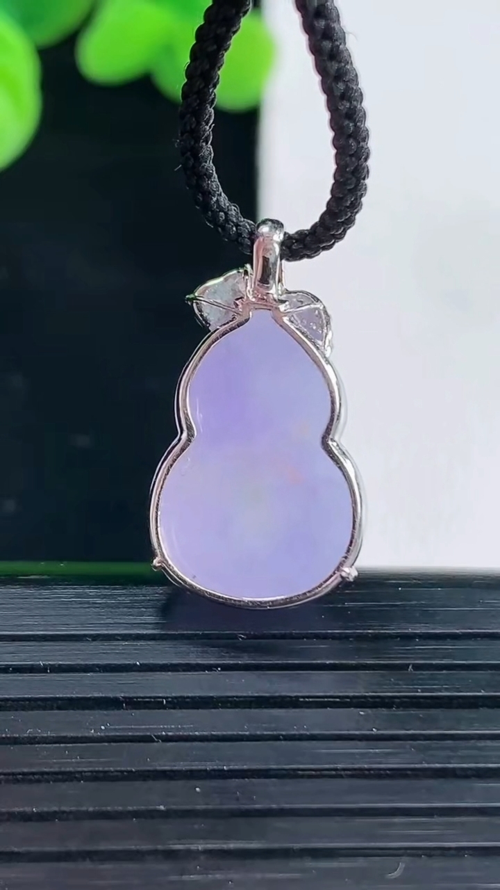 天然A货翡翠18K金紫罗兰葫芦吊坠尺寸23.7-13.3-7重量:3.55g
4月12日