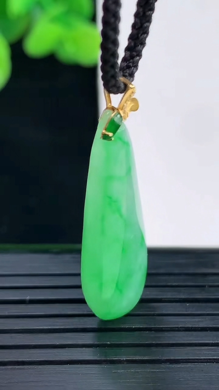 天然A货翡翠福瓜吊坠尺寸36.4-12.7-7重量:4.87g
4月12日