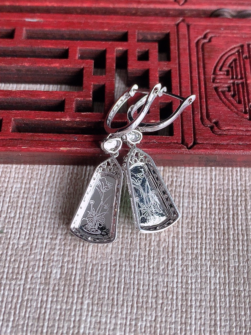 天然A货翡翠18K金伴钻镶嵌满绿无事牌耳坠 
尺寸12-6.6-3mm 重量2.66g 0410