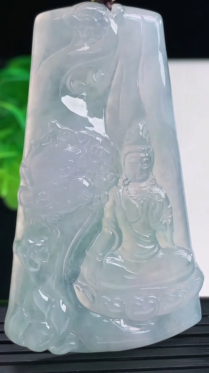 天然A货翡翠文殊菩萨吊坠尺寸64.9-38.4-5.4重量:28.37g
4月12日