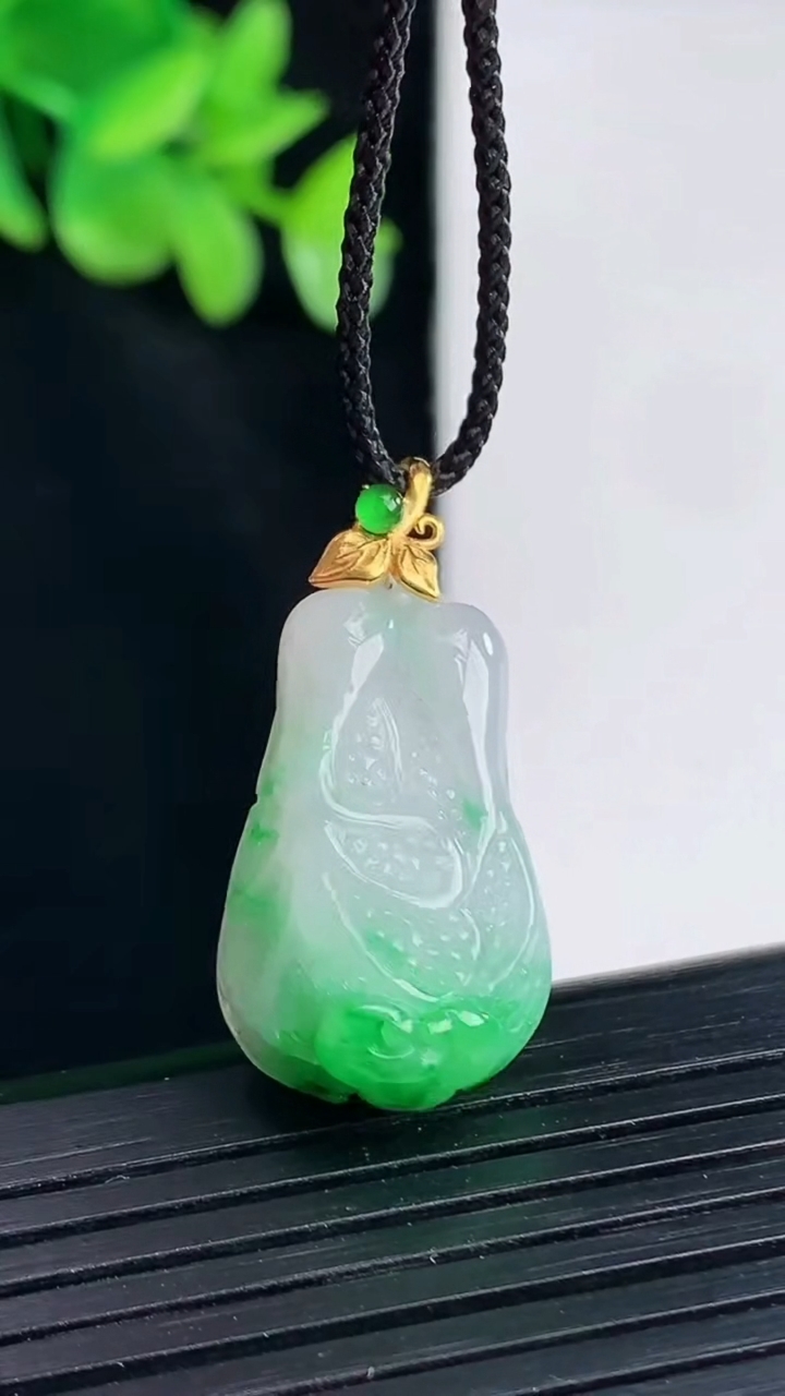 天然A货翡翠白菜吊坠，尺寸24.5-15-11重量:6.69g
4月12日