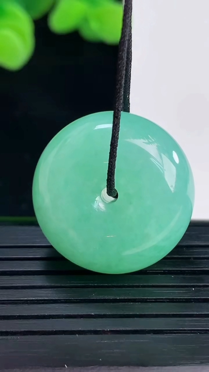 天然A货翡翠路路通吊坠尺寸22.8-11.3重量:12.43g
4月12日