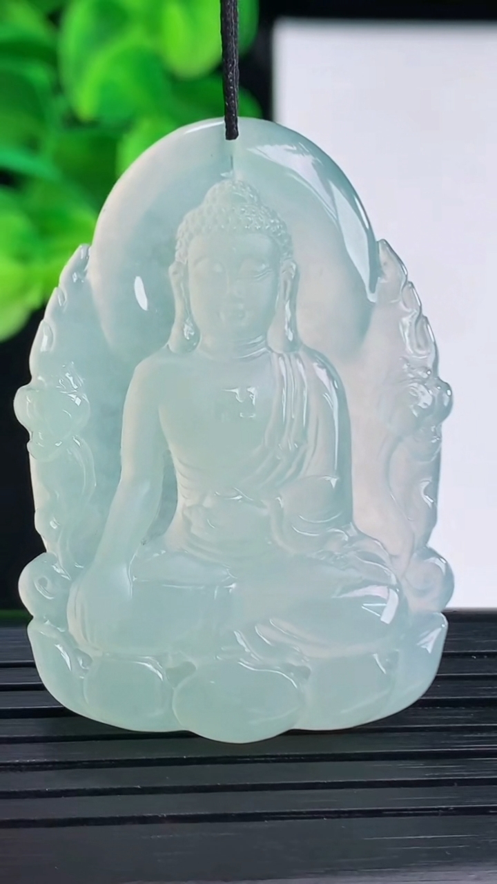 天然A货翡翠阿弥陀佛吊坠尺寸47.3-32.1-5.5重量:18.17g
4月12日