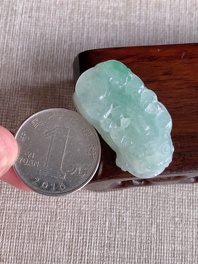 天然A货翡翠飘绿招财貔貅吊坠 
尺寸35-19-13mm 重量18.00g 0411