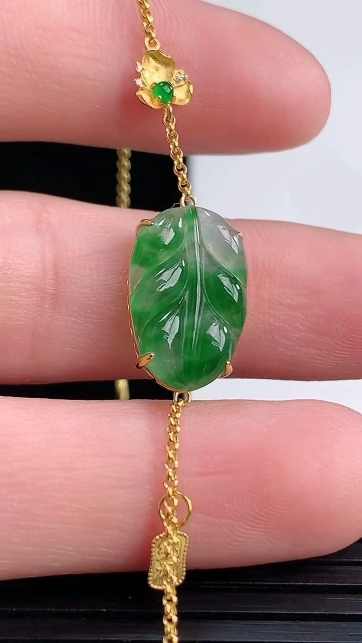 天然A货翡翠金枝玉叶 叶子手链尺寸16.2-9.5-3.8重量:1.62g
4月12日