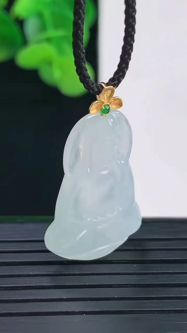 天然A货翡翠种白冰观音菩萨吊坠尺寸31.7-17.3-3.6重量:3.20g
4月12日