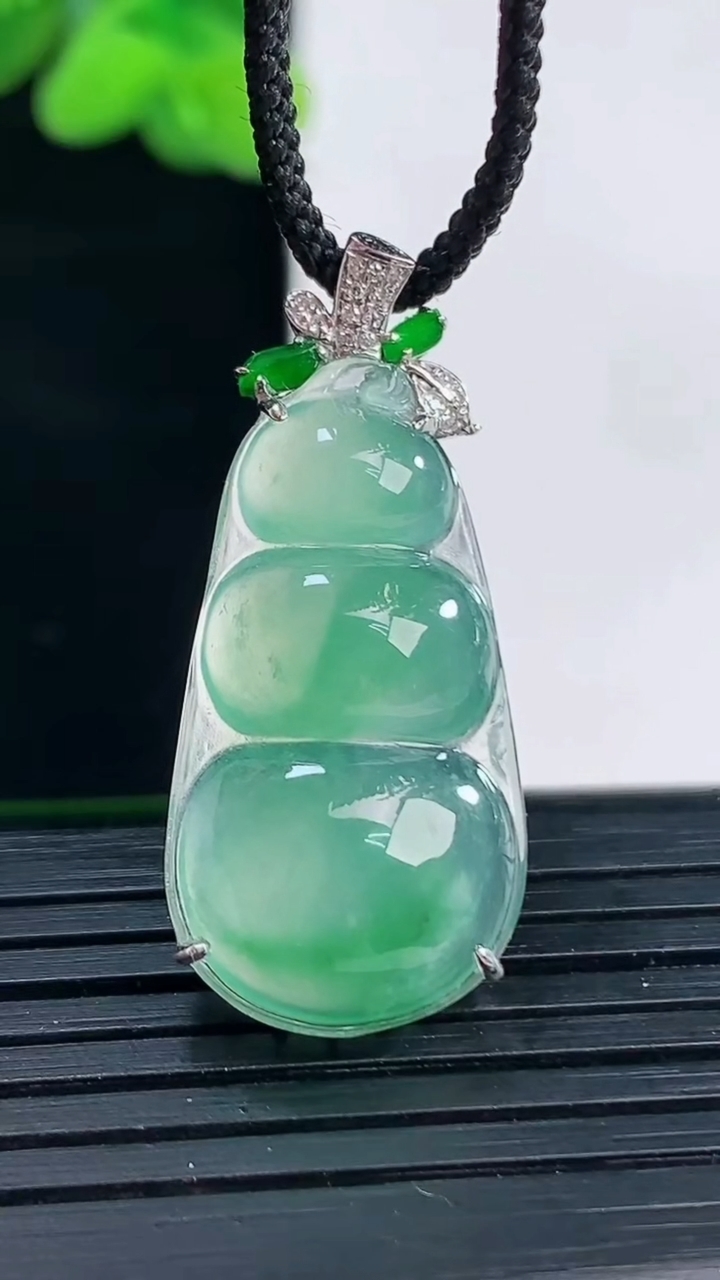 天然A货翡翠福豆吊坠尺寸33.2-14.6-7.2重量:3.87g
4月12日