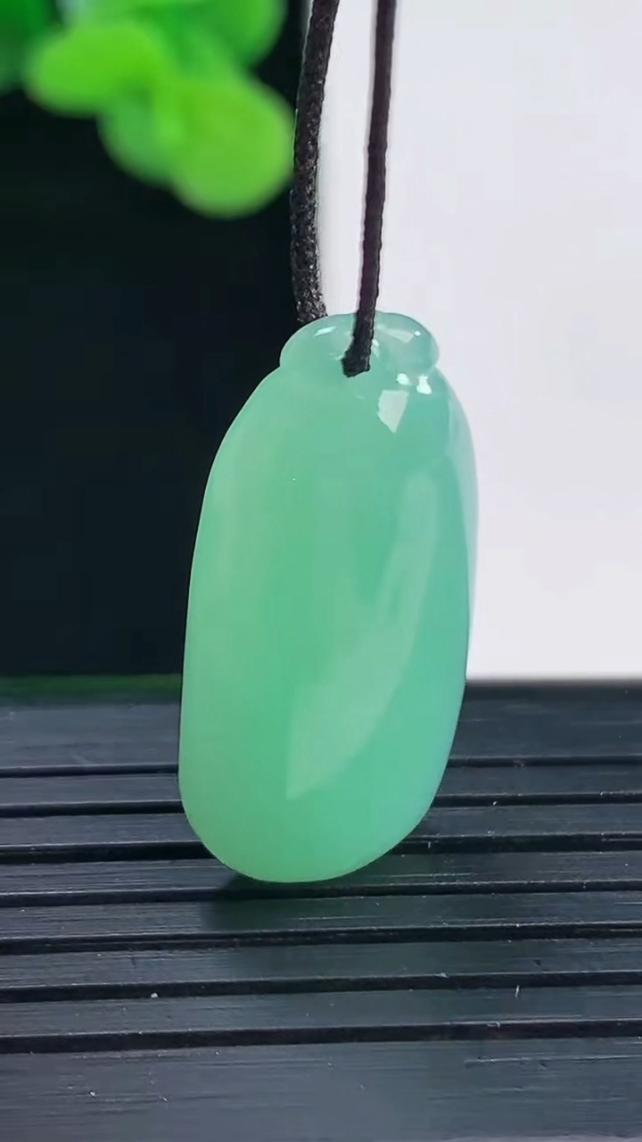 天然A货翡翠福瓜吊坠尺寸26.5-12.8-5.9重量:4.53g
4月12日