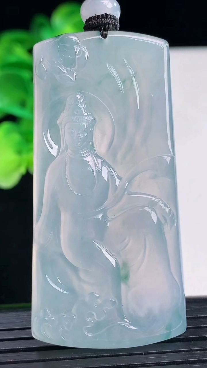 天然A货翡翠种飘花观音菩萨吊坠尺寸58.6-29-5.3重量:24.49g
4月12日