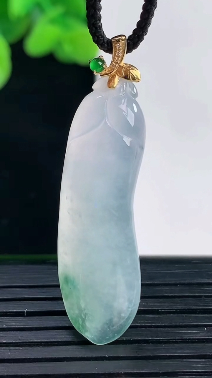 天然A货翡翠18K金飘花福瓜吊坠尺寸42.2-11.3-4.9重量:4.21g
4月12日