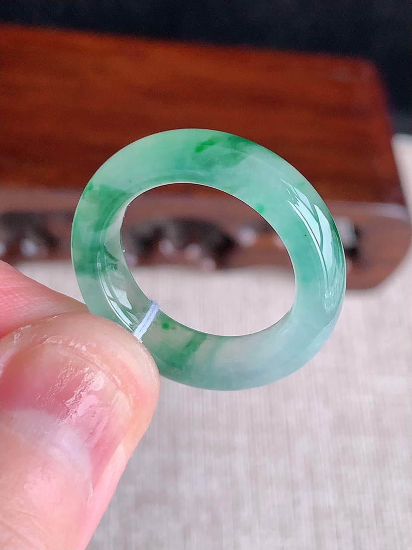 天然A货翡翠飘花素面戒指 
尺寸16.6-5.8-4mm 重量4.23g 0411