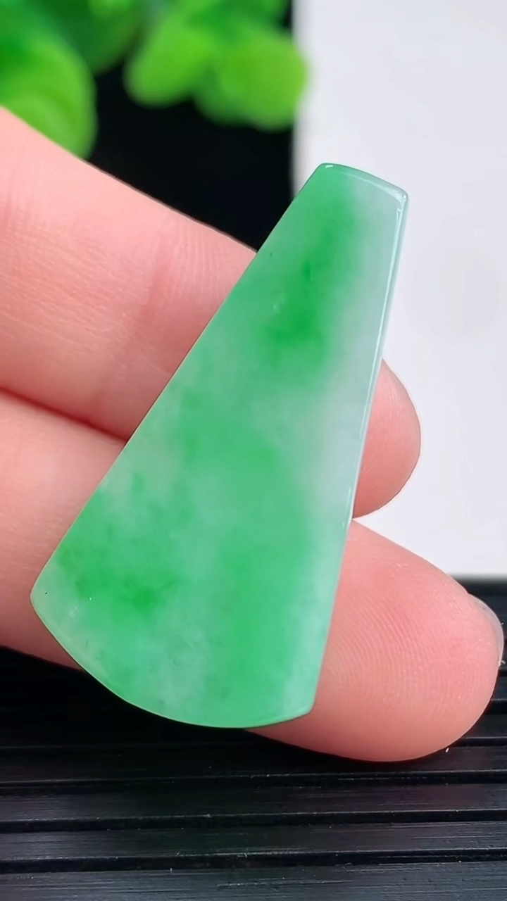 天然A货翡翠年年有余吊坠尺寸31.4-16.3-5重量:4.56g
4月12日