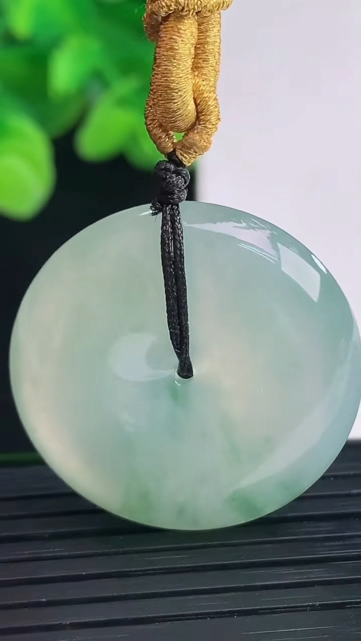 天然A货翡翠种飘花平安扣吊坠尺寸30.9-7重量:17.33g
4月12日