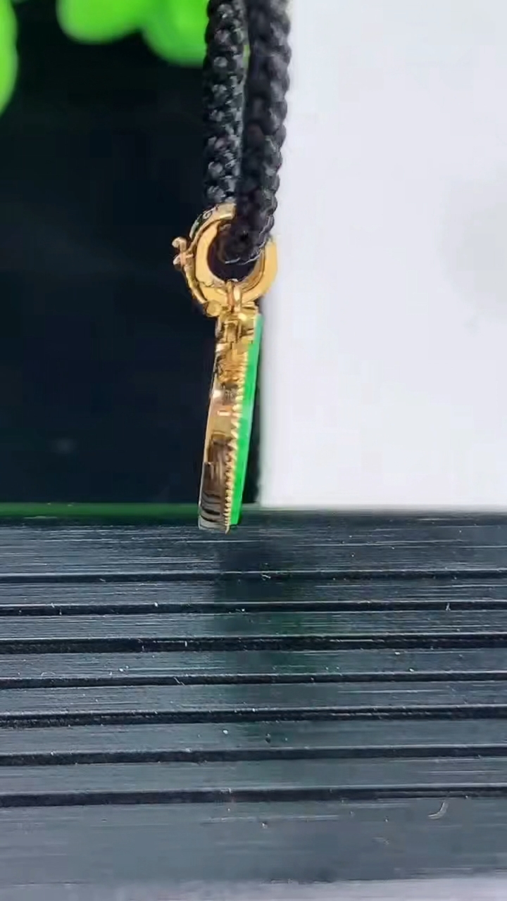 天然A货翡翠爱心吊坠尺寸11.9-13.9-2重量:1.33g
4月12日