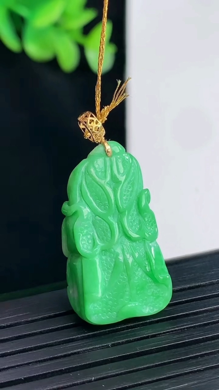 天然A货翡翠白菜吊坠，尺寸26.5-15-9.5重量:7.83g
4月12日