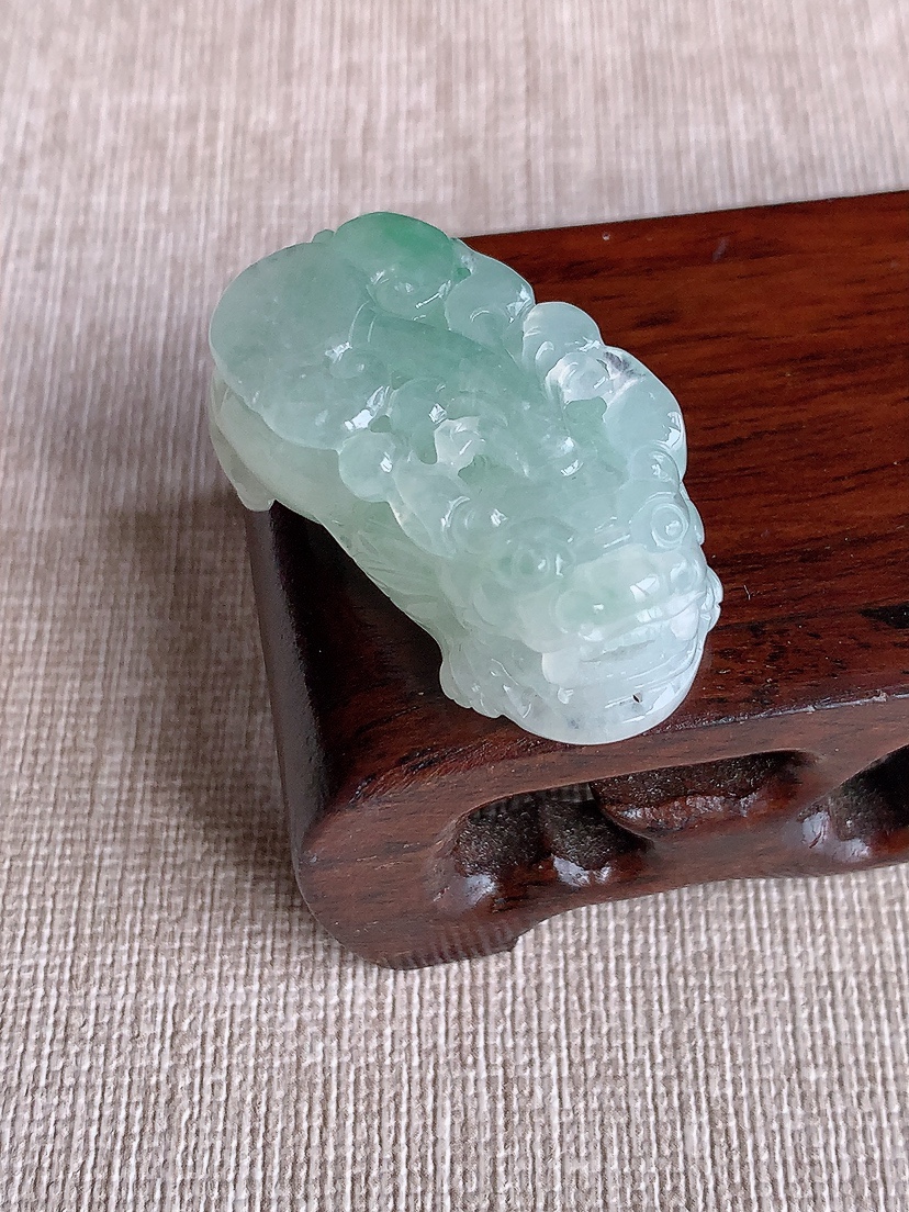 天然A货翡翠飘绿招财貔貅吊坠 
尺寸35-19-13mm 重量18.00g 0411