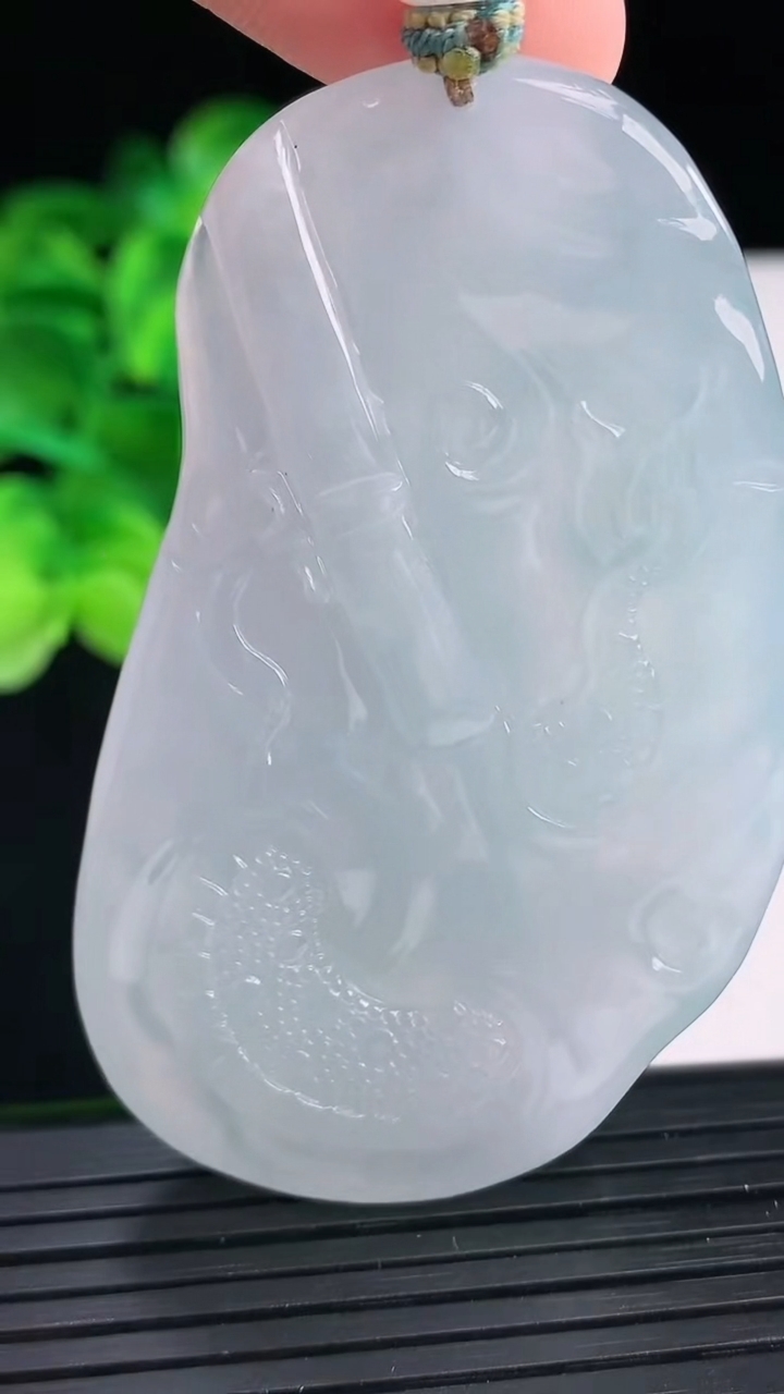 天然A货翡翠紫罗兰龙牌吊坠尺寸63.2-38.5-13重量:57.02g
4月12日