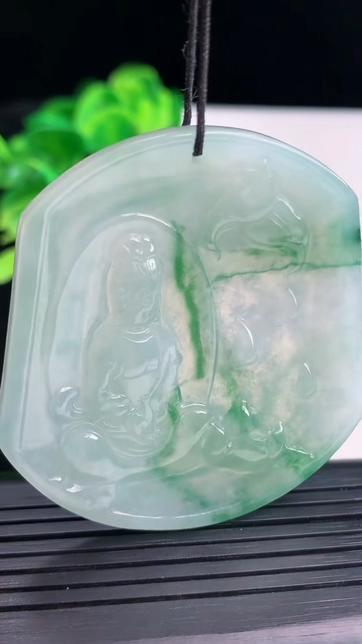 天然A货翡翠飘花观音菩萨吊坠尺寸43.8-49.9-4.8重量:25.17g
4月12日