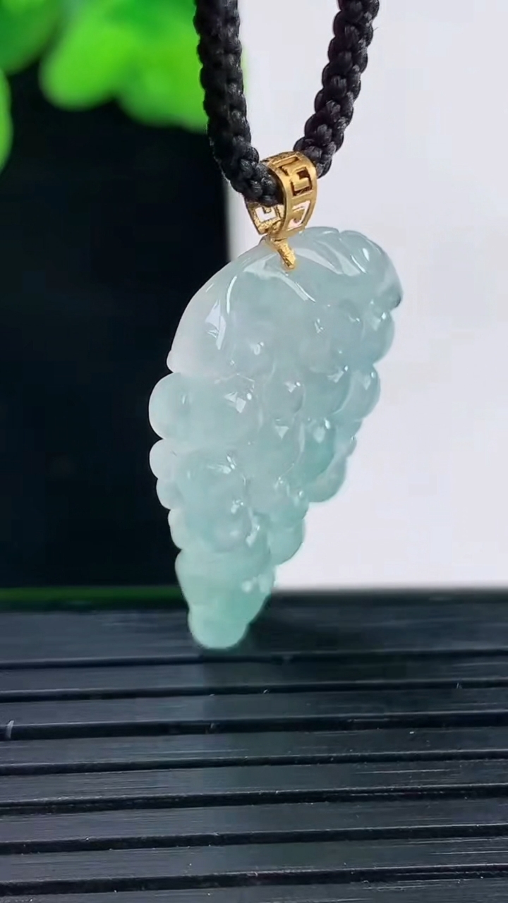 天然A货翡翠多子多福 葡萄吊坠尺28.2-17.2-5.9重量:4.52g
4月12日