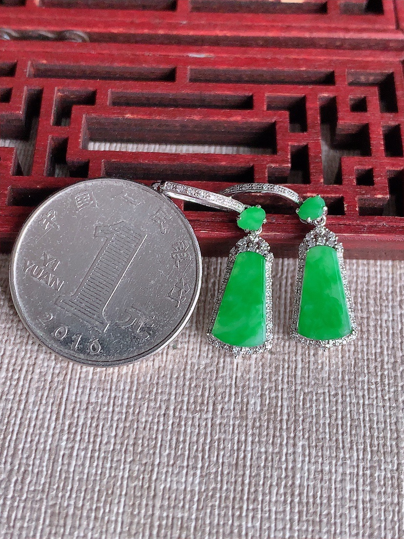 天然A货翡翠18K金伴钻镶嵌满绿无事牌耳坠 
尺寸12-6.6-3mm 重量2.66g 0410