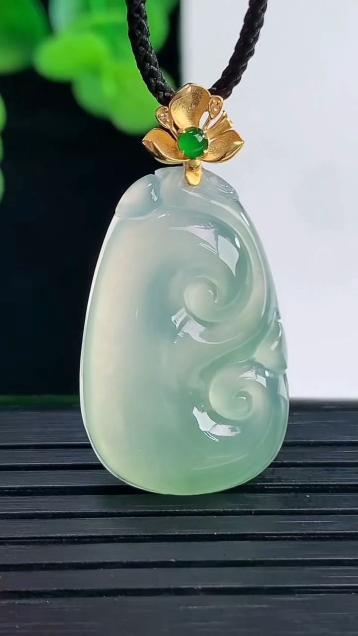 天然A货翡翠如意吊坠尺寸33.9-17.1-4.8重量:5.11g
4月12日