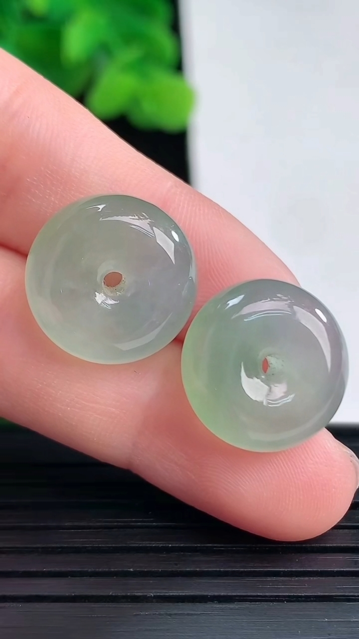 天然A货翡翠平安扣吊坠一对尺寸15-6.6重量:6.52g
4月12日