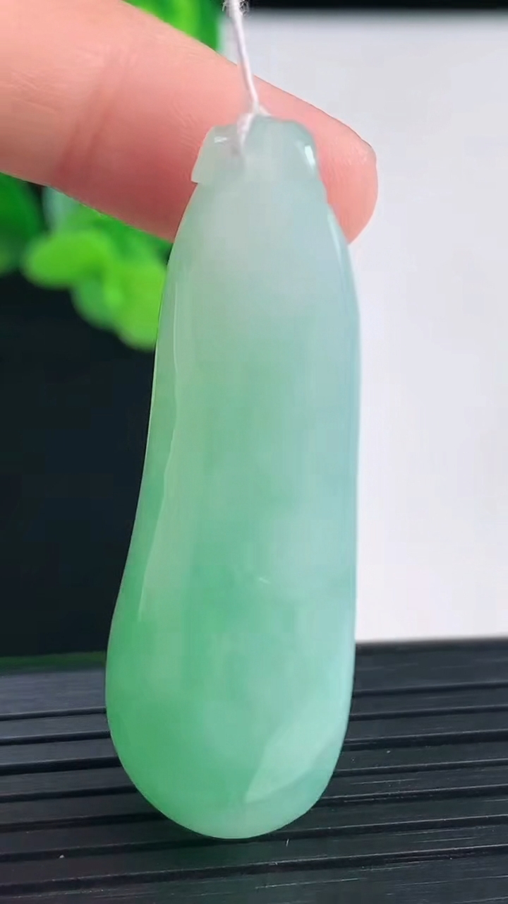 天然A货翡翠福瓜吊坠尺寸48-18.3-11重量:18.33g
4月12日