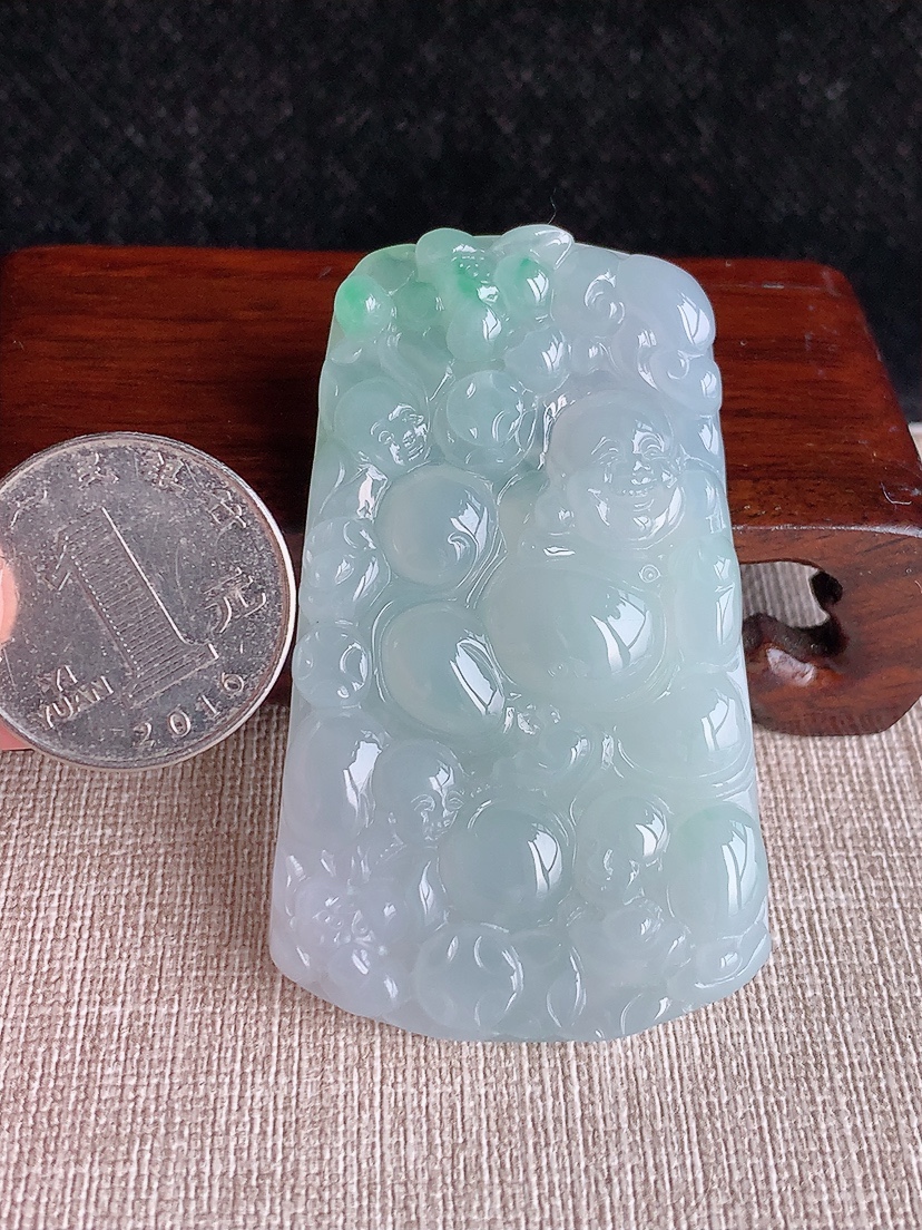 天然A货翡翠飘绿逍遥佛吊坠 
尺寸62.2-37.5-6mm 重量31.66g 0411