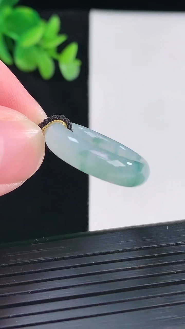 天然A货翡翠飘花素面玉指环 戒指，尺寸16.6-6-4重量:4.08g2026年4月12日
工厂直销收藏佳品,种好水足，色泽均匀，有种有色，上手高大气！