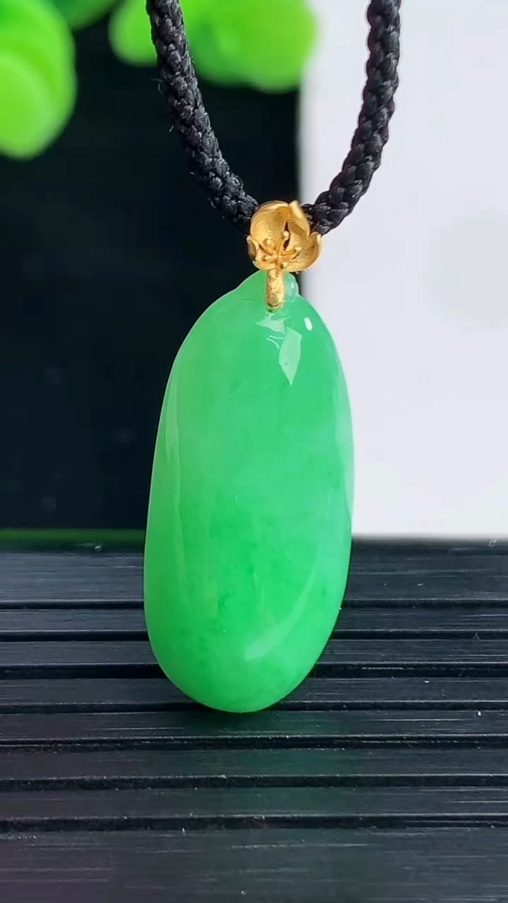 天然A货翡翠福瓜吊坠尺寸28.2-10.6-5重量:2.60g
4月12日