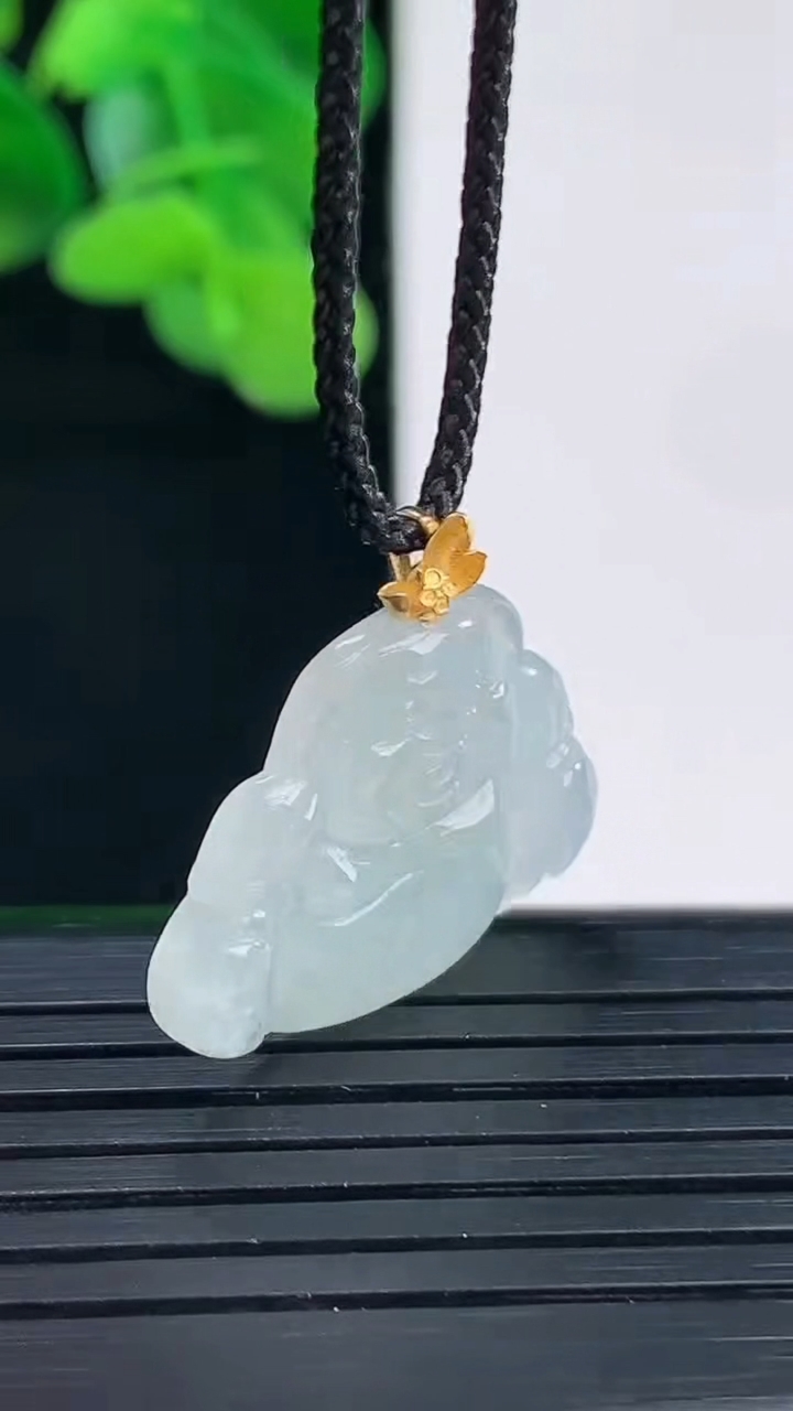 天然A货翡翠种白冰佛公吊坠尺寸24-22.7-3.4重量:2.87g
4月12日