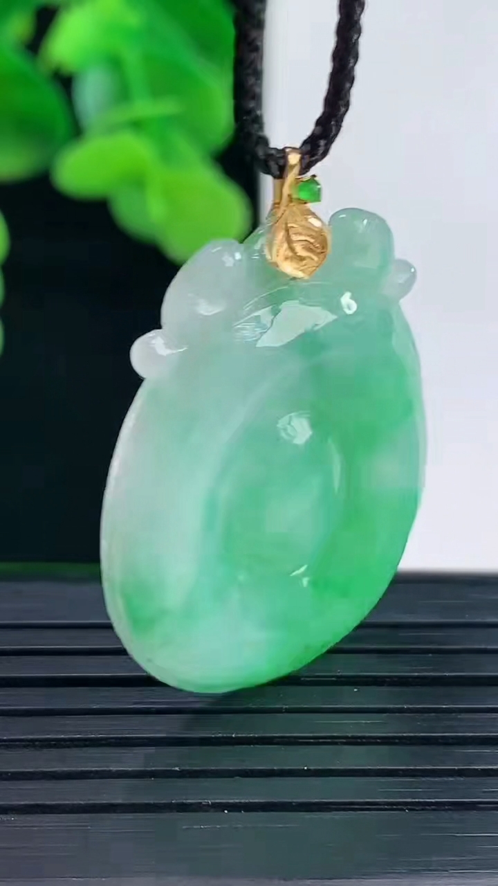 天然A货翡翠福贝吊坠尺寸36.6-23.9-4.4重量:6.34g
4月12日