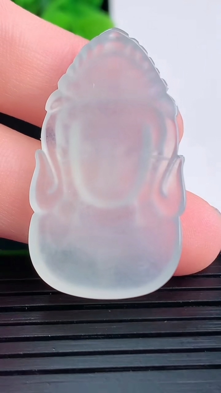 天然A货翡翠观音头吊坠尺寸36.1-20.5-5.5重量:7.67g
4月12日