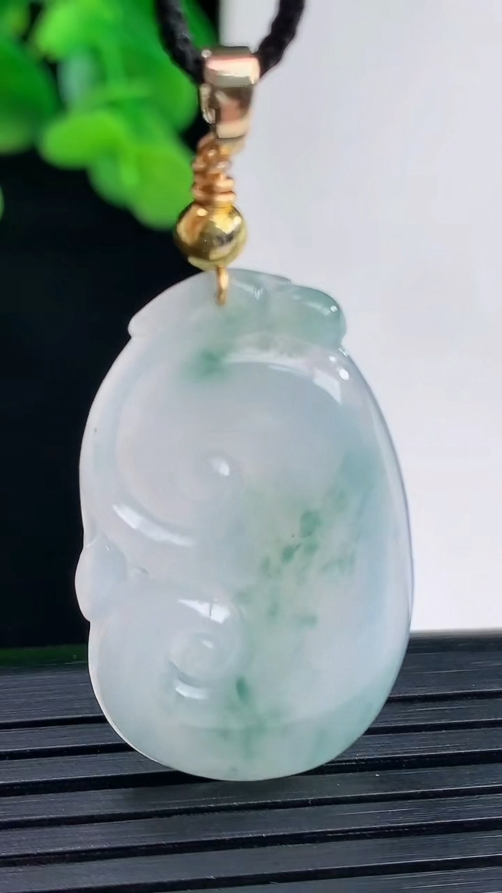 天然A货翡翠飘花如意吊坠尺寸34.6-20.9-3.7重量:5.83g
4月12日